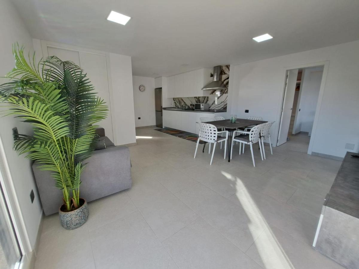Newly Reformed 2 Bedroom Apartment In The Center Of Los Cristianos 로스크리스티아노스 외부 사진